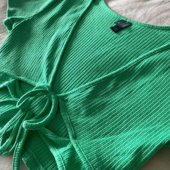 Beautiful Green Crop Top - Picture 2 of 3